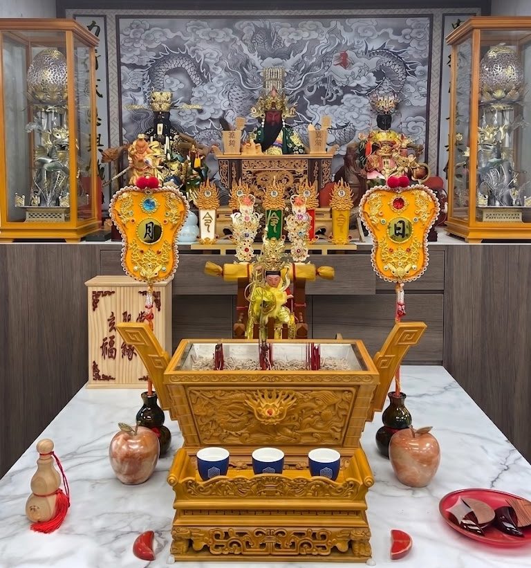 玄聖堂正殿神龕，中央供奉關聖帝君，配祀天上聖母、閻羅天子，同祀魔猿大聖、先鋒太子、黑虎將軍、黑馬將軍，前方設有淨爐與供杯