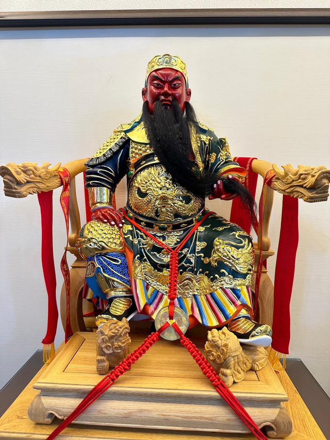 鎮殿老爺神尊聖像，金甲坐姿，端坐雙龍交椅