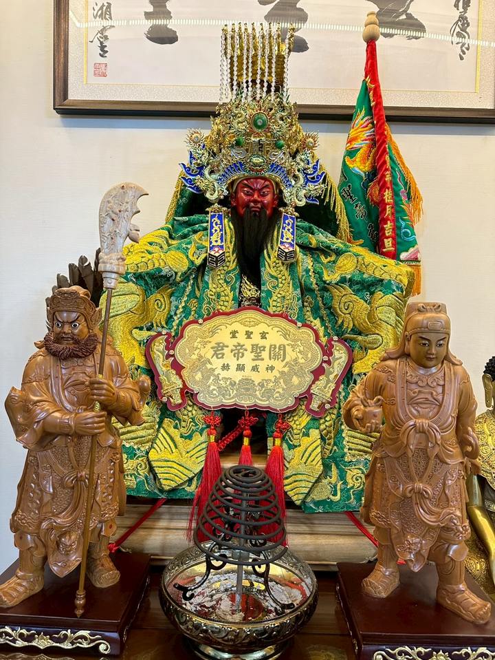 玄聖堂關聖帝君神尊全景，前有神威顯赫金牌
