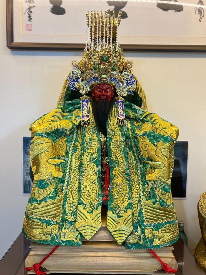 關聖帝君神尊正面，綠金錦袍