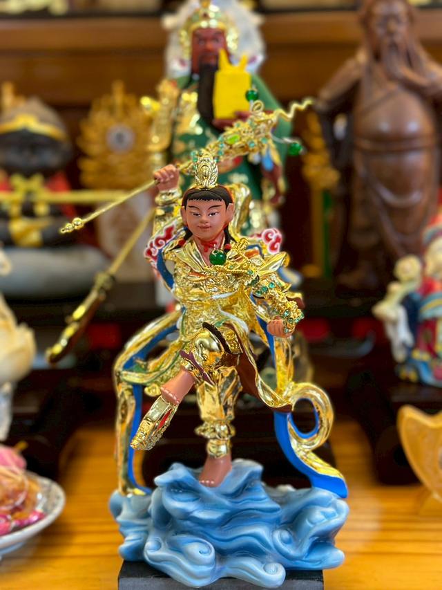 先鋒太子神尊聖像，金甲童身，腳踏風火浪濤