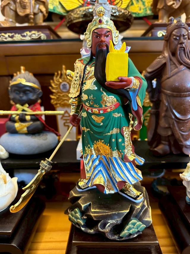神尊聖像，綠袍捧印