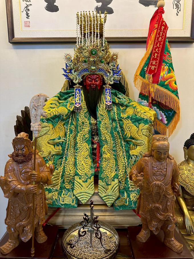 關聖帝君著刺繡神明衣，兩側周倉關平將軍
