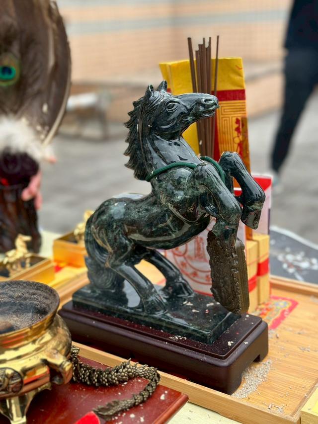 黑馬將軍神尊聖像，玉雕神駒昂首奮蹄