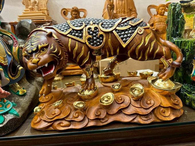 黑虎將軍神尊聖像，木雕猛虎踏金元寶