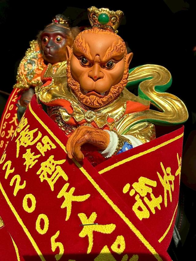 魔猿大聖神尊聖像，金袍猴王之姿