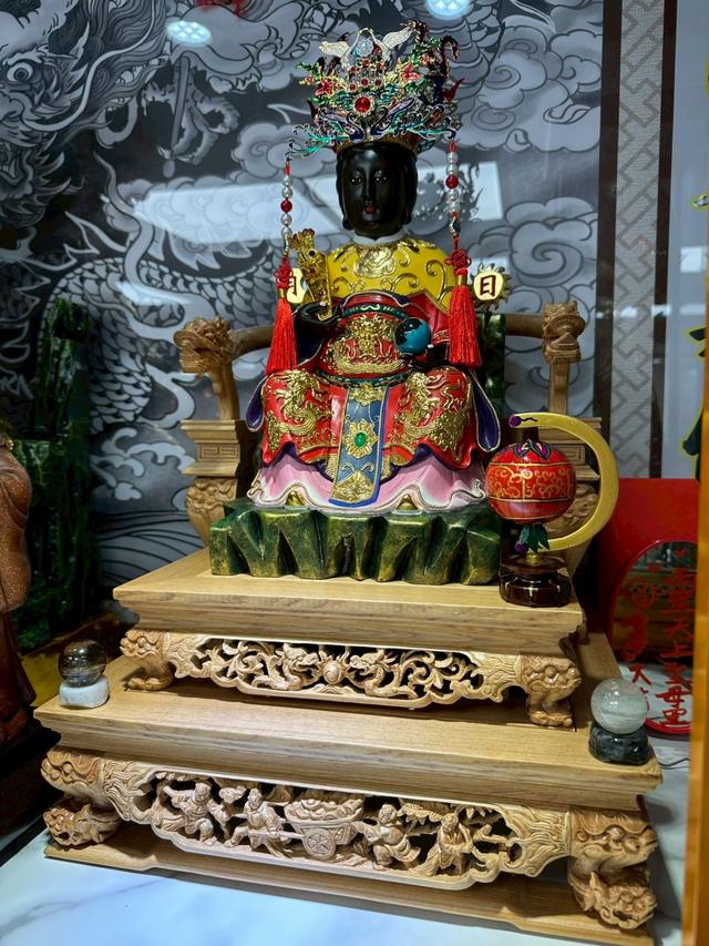 天上聖母神尊聖像，黑面鳳冠，兩側懸日月宮扇