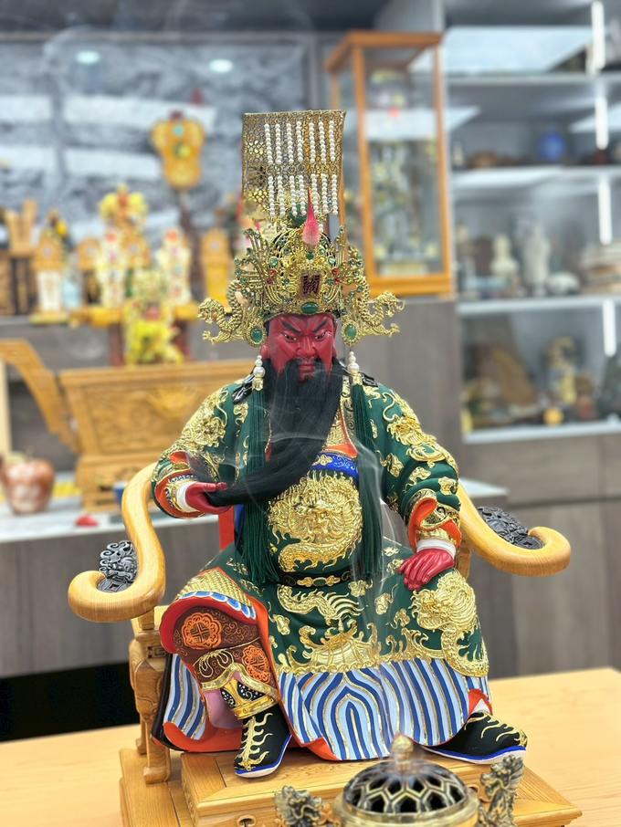 關聖帝君神尊聖像，紅面長髯，頭戴冕旒金冠，身著綠袍